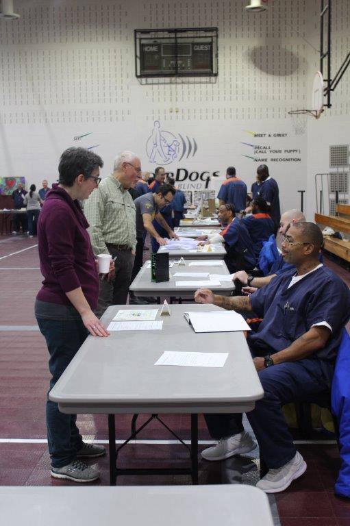 During the art selection processes, the curators and volunteers talk directly with the incarcerated artists, analyze their pieces, give them feedback and select which works will be displayed, considering the audience, budget and gallery space.