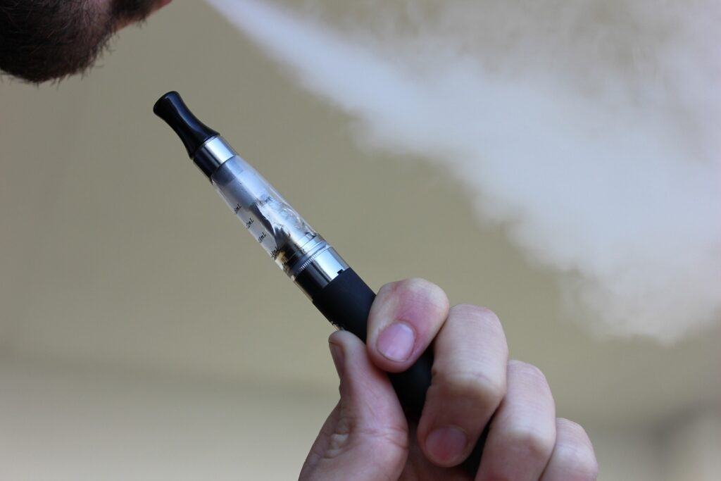 Using an e-cigarette. Image credit: Pixabay