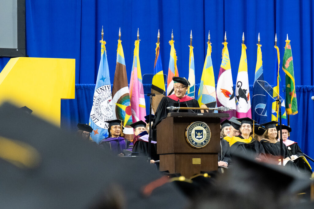Keynote speaker address graduates.